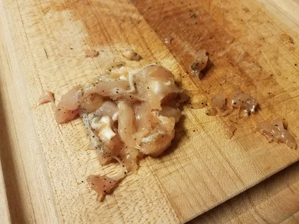 Carne de pollo cruda viscosa en la tabla de cortar —  Fotos de Stock