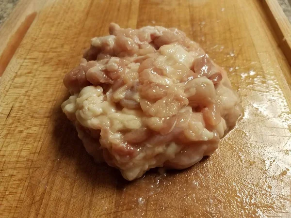 Pile de poulet cru sur planche à découper le bois — Photo