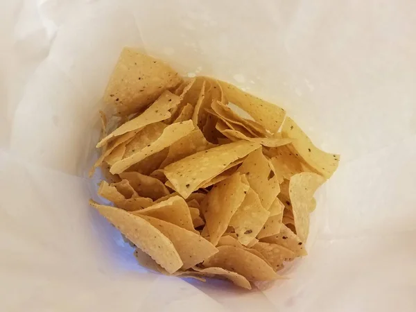 Tortilla chips de comida en bolsa de papel blanco —  Fotos de Stock