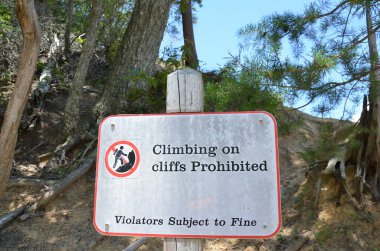 Kayalıklara tırmanmak yasaklanmış işaret ihlalleri cezaya tabidir