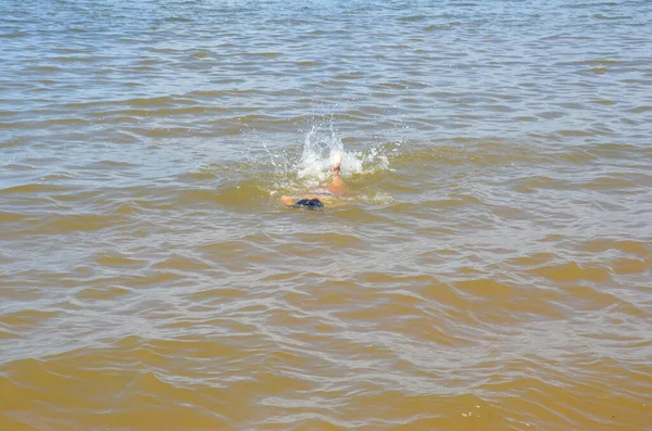 Дитина плаває в річці або океанічній воді — стокове фото