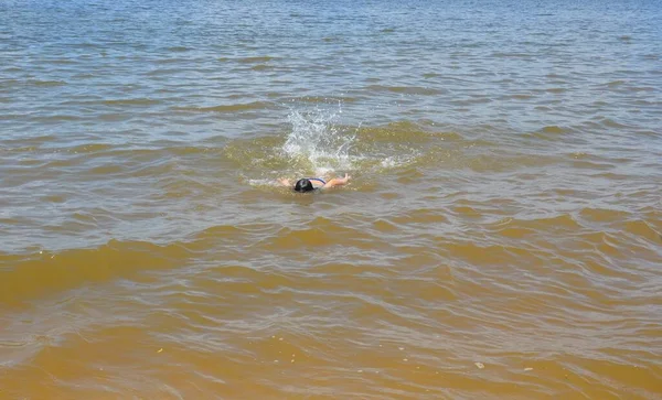 Niño nadando en el agua del río o del océano — Foto de Stock