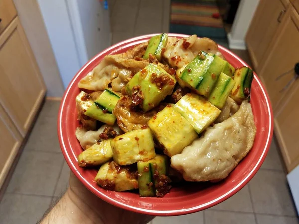 Tazón de mano de pepino chino y albóndigas con chiles picantes — Foto de Stock