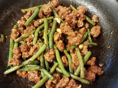 Yeşil fasulyeli domuz eti ve tavada fıstık.