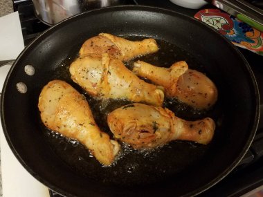 Tavuk budu tavada kızgın yağda pişiyor.