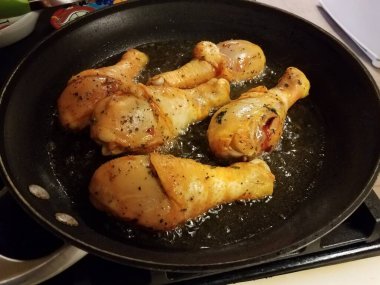 Tavuk budu tavada kızgın yağda pişiyor.