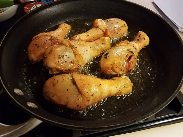 Baquetas de frango cozinhando em óleo quente na frigideira — Fotografia de Stock