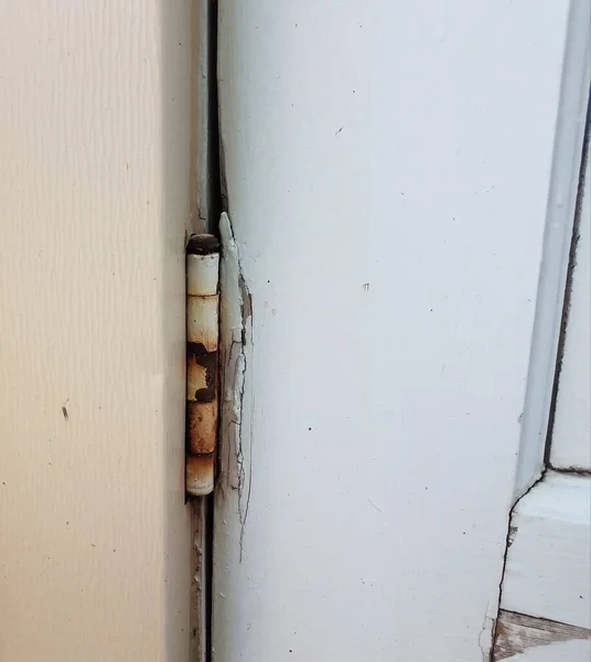 Altes Metallscharnier mit Rost an weißer Tür — Stockfoto
