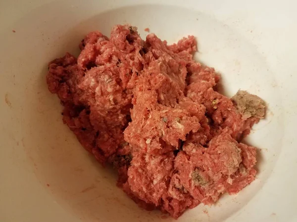 Hromada syrového hovězího červeného masa v nádobě — Stock fotografie