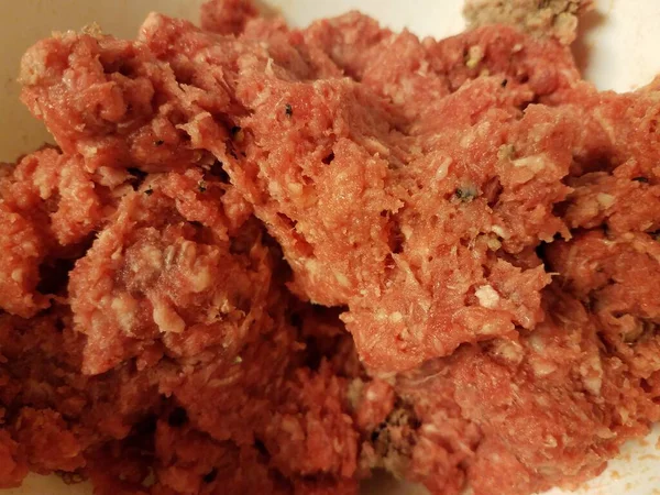 Груда говяжьего красного мяса в контейнере — стоковое фото