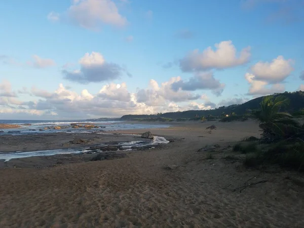 Океанская вода и волны с песком на пляже в Isabela, Пуэрто-Рико — стоковое фото