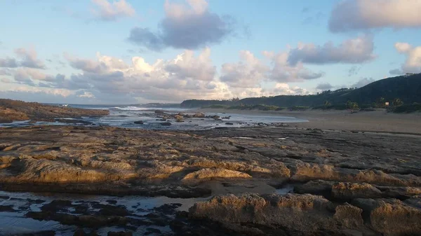Agua del océano y olas con arena en la playa en Isabela, Puerto Rico — Foto de Stock