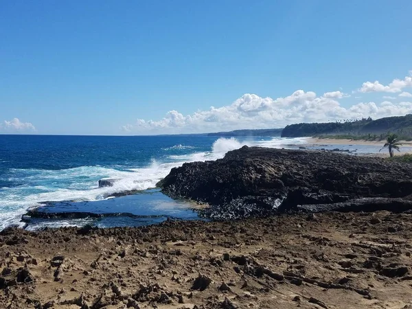 Meerwasser und Wellen mit Sand am Strand in Isabela, Puerto Rico — Stockfoto