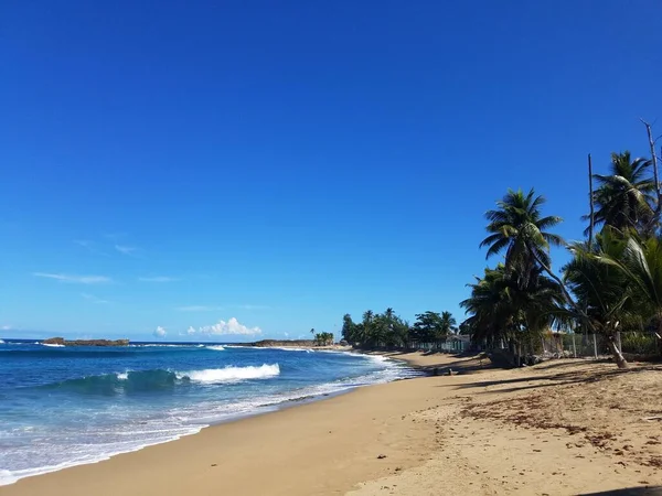 Agua del océano y olas con arena en la playa en Isabela, Puerto Rico — Foto de Stock