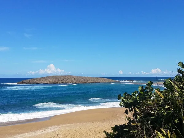 Морська вода і хвилі з піском на пляжі в Ізабелі (Пуерто - Рико). — стокове фото