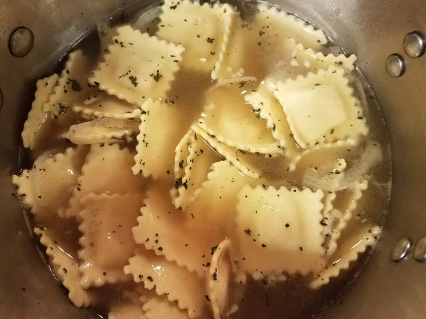 Pentola di acqua bollente con pasta ai ravioli — Foto Stock
