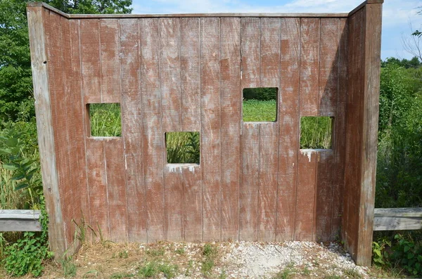 Dřevěné zvíře slepé s čtvercovými otvory nebo okna — Stock fotografie