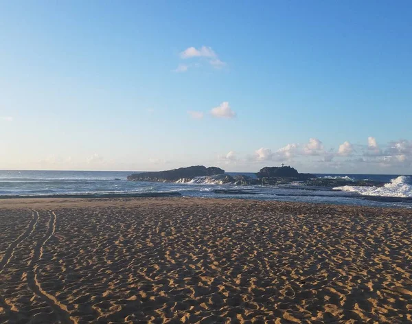 Arena y olas en la playa en Isabela, Puerto Rico con cruz — Foto de Stock