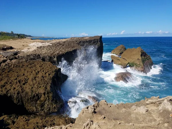 Sziklás part óceáni vízzel Isabela, Puerto Rico — Stock Fotó