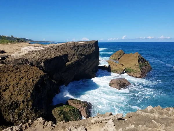 Riva rocciosa con acqua di mare in Isabela, Porto Rico — Foto Stock