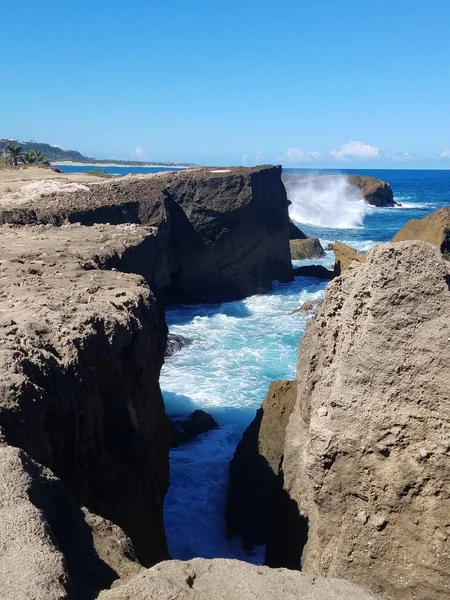 Costa rochosa com água do mar em Isabela, Porto Rico — Fotografia de Stock