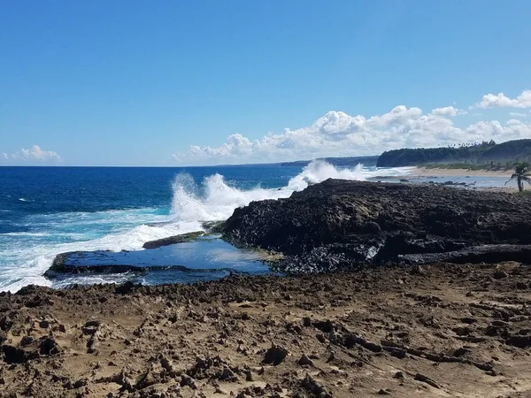 Riva rocciosa con acqua di mare in Isabela, Porto Rico — Foto Stock