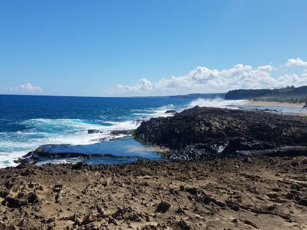 波多黎各伊莎贝拉有海水的岩石海岸 — 图库照片