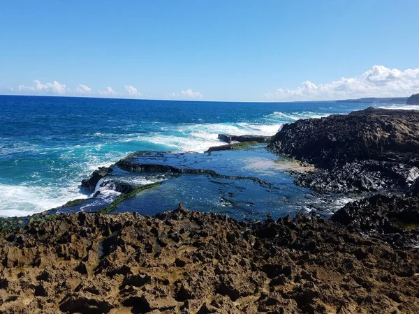 Скалистый берег с морской водой в Изабелле, Пуэрто-Рико — стоковое фото