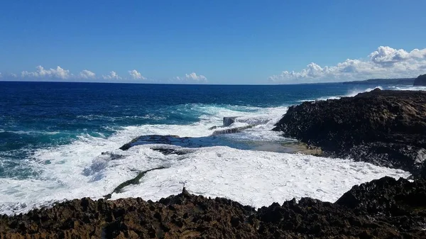 Isabela, Porto Riko 'da okyanus suyu olan kayalık bir sahil. — Stok fotoğraf