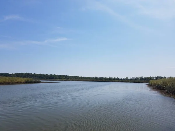 Rivier of meer water en blauwe lucht en gras — Stockfoto