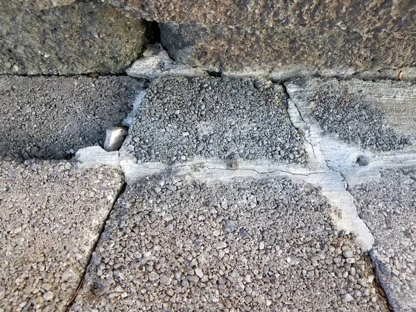 有损坏或裂缝的灰色水泥台阶 — 图库照片