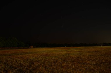 Neowise kuyruklu yıldızı gece gökyüzünde Virginia, ABD 'den yıldızlarla
