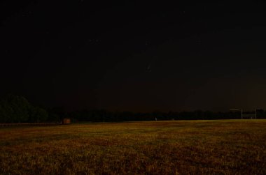Neowise kuyruklu yıldızı gece gökyüzünde Virginia, ABD 'den yıldızlarla