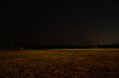 Neowise kuyruklu yıldızı gece gökyüzünde Virginia, ABD 'den yıldızlarla