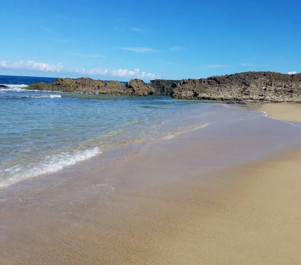 Zand en oceaanwater op het strand in Aguadilla, Puerto Rico — Stockfoto