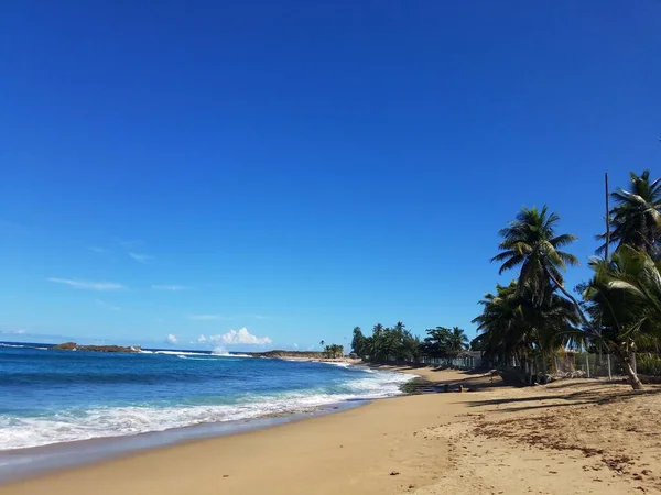 Arena y agua del océano en la playa en Isabela, Puerto Rico — Foto de Stock