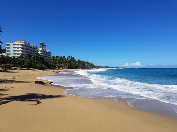 Písek a oceánská voda na pláži v Isabela, Puerto Rico — Stock fotografie