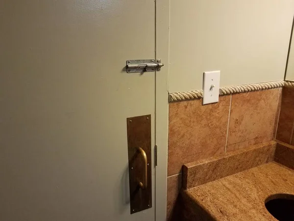 Cuarto de baño cerrado o puerta de baño con mango de metal —  Fotos de Stock