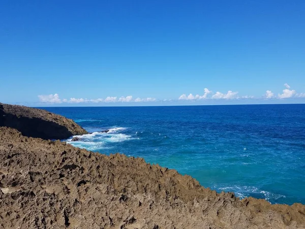 波多黎各伊莎贝拉海滩上的岩石海岸，有水 — 图库照片