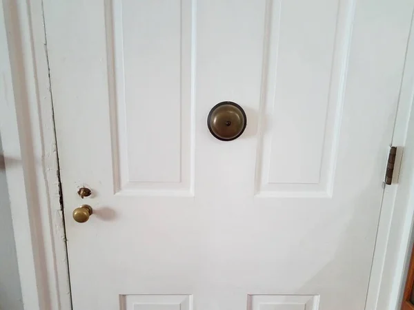 Bílé dveře nebo vchod s knoflíkem a zvonek — Stock fotografie