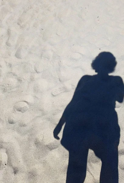 Árnyékában nő vagy lány homok a strandon — Stock Fotó