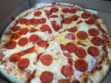 Sucuklu ve peynirli dilimlenmiş pizza.