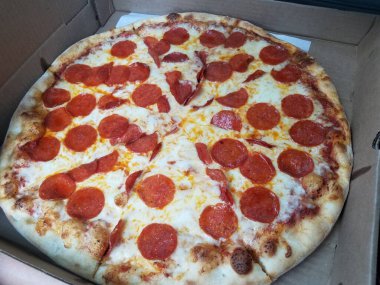 Sucuklu ve peynirli dilimlenmiş pizza.