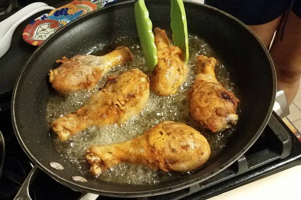 フライパンで熱した油で調理する鶏のドラムスティック — ストック写真