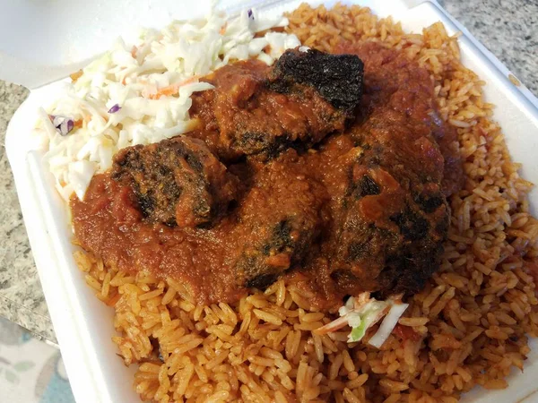 Cabra picante y arroz Alimentos africanos en recipiente —  Fotos de Stock
