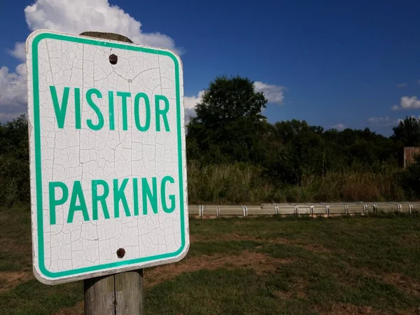 Időjárású Fehér Zöld Látogató Parkoló Tábla — Stock Fotó