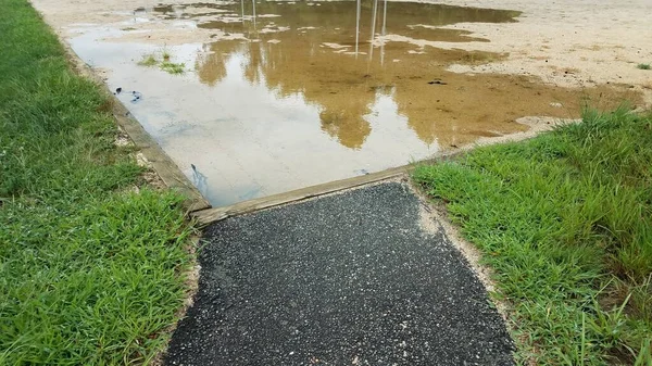 Sentiero di sabbia nel campo da pallavolo con pozzanghera d'acqua — Foto Stock