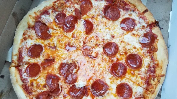 Pepperoni quente gorduroso e fatias de pizza de queijo — Fotografia de Stock