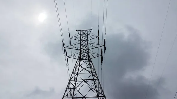 送電線や雲のある金属製の塔 — ストック写真