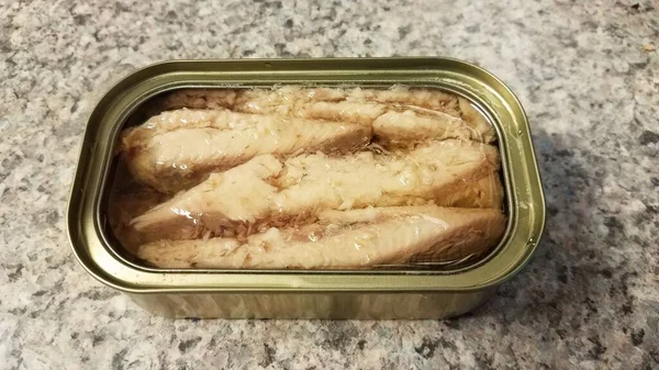 Burk sardinfisk med olja på disken — Stockfoto